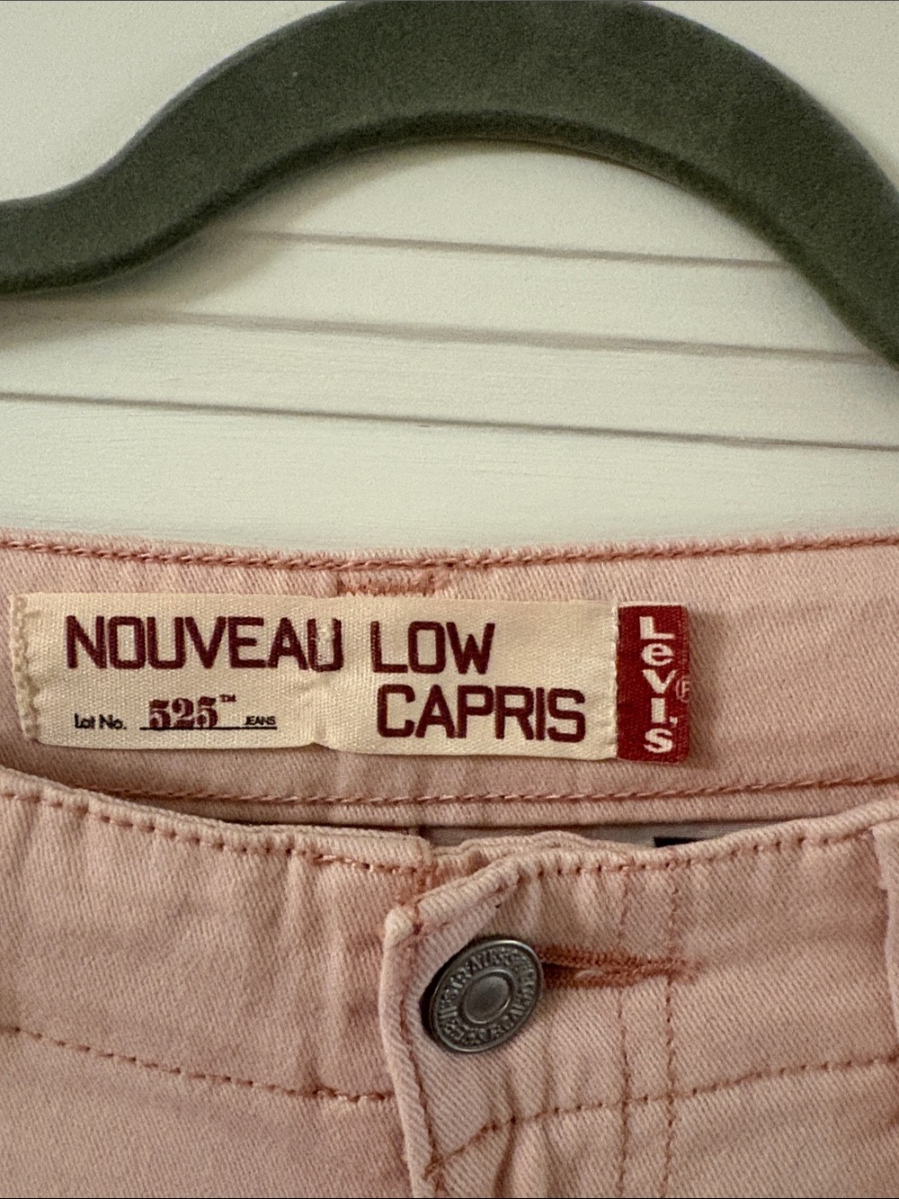 Levi’s 525 Nouveau Low Capris  Light Pink